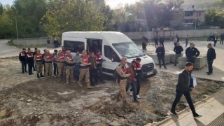 Vanda göçmen kaçakçılığı suçundan gözaltına alınan 8 şüpheli, tutuklandı