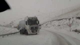 Vanda Güzeldere Geçidinde onlarca araç mahsur kaldı