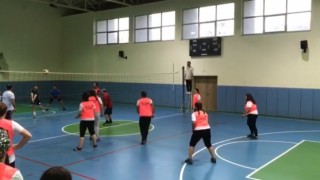 Voleybol turnuvasında ter döktüler