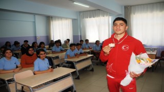 Wushuda Avrupa şampiyonu olan Cizreli milli sporcu Baran Çelik, okulunda coşku ile karşılandı