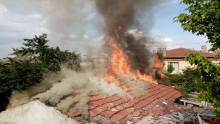 Yabancı uyruklu ailenin evi alev topuna döndü