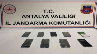 Yabancı uyruklu şüphelinin ikametinde 100 bin TL değerinde kaçak telefon bulundu