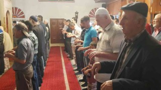 Yağmur duası için eller semaya açıldı