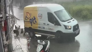 Yağmurdan sığınmak için girdikleri aracın altında ezildiler