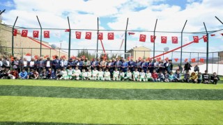 Yahyalıdaki okullara kazandırılan halı sahalar açıldı