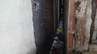 Yakalanınca kaçmak isteyen hırsız iki bina arasındaki boşluğa düştü