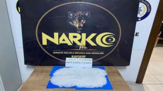 Yakalanmamak için uyuşturucu bulunan aracı yakmak istediler