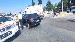 Yalovada hasta taşıyan ambulans ile otomobil çarpıştı
