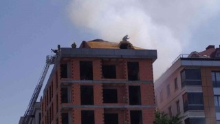 Yanan çatıya kovayla su atarak müdahale etmeye çalıştılar