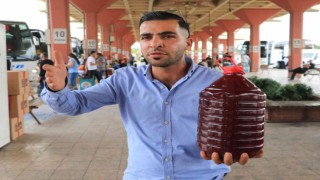 Yanan motosikleti 150 litre şalgam suyu dökerek söndürdüler