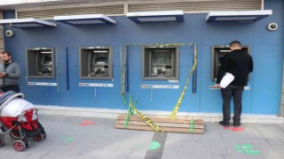 Yanında taşıdığı bankla ATMyi parçaladı