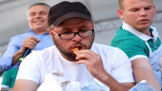 Yarışmada en çok acı biberi yedi, ağırlığınca ayçiçeği yağı kazandı