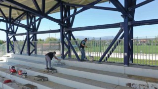 Yedek stadın tribünleri boyanıyor