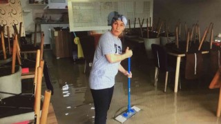 Yemek yerken restoranı sel bastı