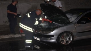 Yeni aldığı otomobili seyir halindeyken yandı