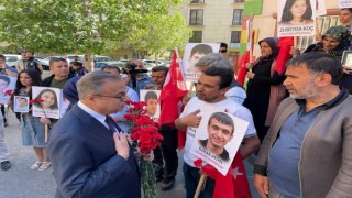 Yeni vali ayağının tozuyla evlat nöbetindeki ailelerle bir araya geldi