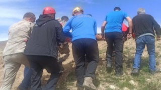 Yol düzeltme çalışması yapan iş makinesi uçurumdan yuvarlandı: 2 yaralı
