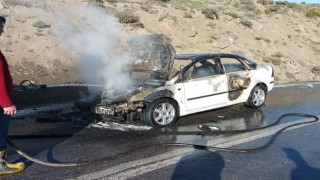 Yol ortasında alev alan otomobil yandı