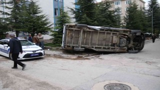 Yolcu minibüsünün çarptığı panelvan araç bahçe duvarına devrildi