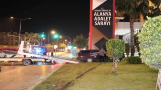 Yoldan çıkan otomobil adliye tabelasına çarparak durabildi