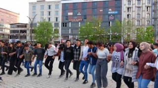 Yüksekovada açık hava konseri renkli görüntüler oluşturdu