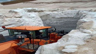 Yüksekovada Mayıs ayına rağmen 5 metrelik kar tünellerinde çalışma