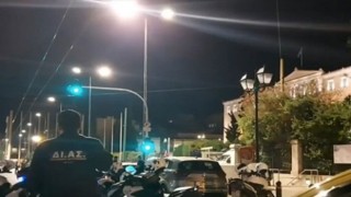 Yunan Parlamentosu önünde av tüfeği ile tehditler savuran adam tutuklandı
