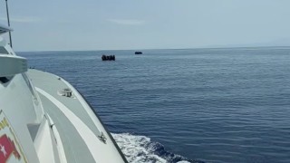 Yunanlar denizin ortasına bıraktı