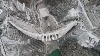 Yusufeli Barajında su tutma hazırlıkları devam ediyor