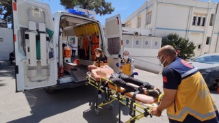 Yüzlerce turistin önünde jiletle kendine zarar verdi