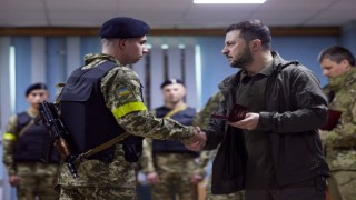 Zelenskiy, cephe hattındaki Harkovu ziyaret etti