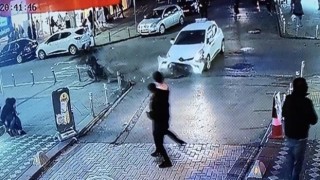 Zeytinburnunda motosikletli gençlerin havaya fırladığı feci kaza kamerada