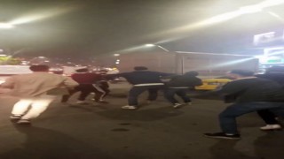 Zeytinburnunda şampiyonluk kutlamalarında tekmeli yumruklu kavga kamerada