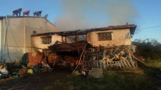 2 katlı kerpiç ev yangında enkaza dönerken, ev sahibi ise hastanelik oldu