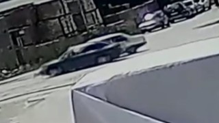 2 otomobilin çarptığı kaza kamerada: 2 yaralı