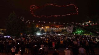 200 ışıklı dron kullanılarak yapılan gösteri hayran bıraktı