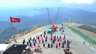2365 metrelik dağın zirvesinde pilates yaptılar