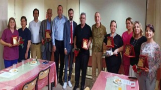 25 yılını dolduran sağlık çalışanlarına plaket verildi