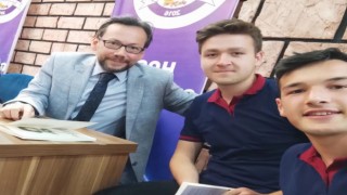 28 yıl önce mezun olduğu okulda yazdığı kitaplarını imzaladı
