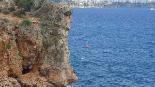 30 metrelik falezlerden denize ölümüne atlayış