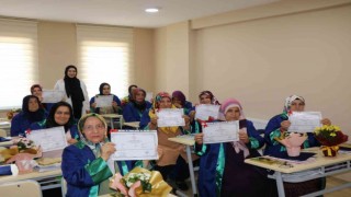 40 ve 60lı yaşlardaki 13 kadın okuma-yazma öğrendi