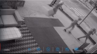 45 dakika boyunca hırsızlık yaptılar, kameraya el sallayarak oynadılar
