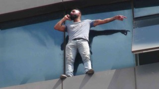 5 dakikanız var, vali gelsin yoksa kendimi aşağıya atarım diyerek intihara kalkıştı