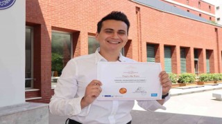 5 yılda 3 yabancı dil öğrenip çift diploma ile mezun oldu