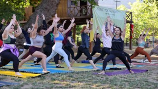 50 genç kadın yoga kampında buluştu