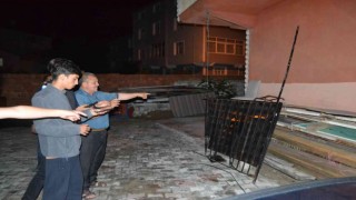50 kiloluk hırsızın 90 kiloluk kapıyı tek başına sırtlayarak kaçışı kısa sürdü