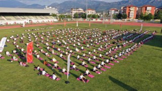 500 kadın birlikte yoga yaptı