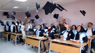 50li yaşlarda lise mezunu oldular, kep attılar