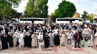 60 kişilik hacı adayı sevinç gözyaşları ile uğurlandı