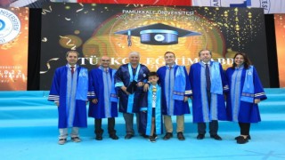 67 yaşında torunu ile birlikte diplomasını aldı